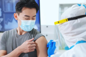 他打疫苗却血栓，急筹70万保住命！一表秒懂各家“疫苗险理赔”差异，花小钱保安心