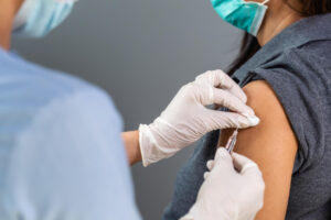 公费新冠疫苗今开打，一表搞懂“我何时能打”！8月抵台1千万剂，这2族群得再等等