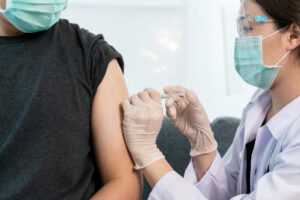 日本援台AZ有谱》新冠疫苗量6月大增,一图搞懂去哪预约、如何操作疫苗接种预约平台