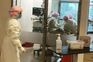 缠斗16天把她从肺部全白救回！重灾区医院抗疫实况：专责病房狂开没在怕，只盼救更多家庭