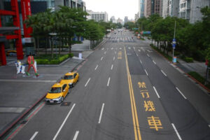 三级警戒不封城，可以撑到10月？台大医曝必做2件事，届时6成民众可望打完疫苗