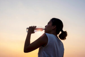 新冠肺炎》吃大蒜、喝热水可以防病毒?专家警告:反而会伤身,教你这样做远离疫情