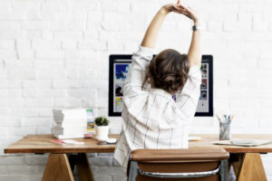 防疫在家也要动一动!物理治疗师教3组伸展操、眼球运动,图解、影片一次看