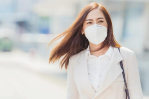 新冠肺炎》头痛、发烧、喉咙痛4症状要注意！快筛、筛检采检完整5大QA一次搞懂