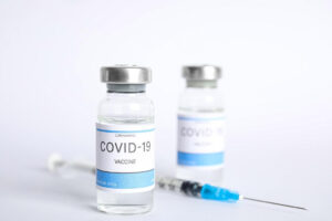 莫德纳报到》和AZ比，谁副作用少、防重症率高、保护力好？一表弄懂新冠疫苗、解析7问题