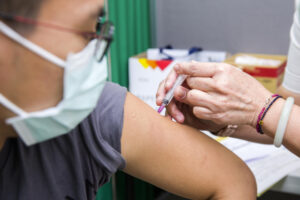 Delta扩散强，莫德纳有6个月高防护力？2剂BNT却确诊？医学杂志：关键在“这个”