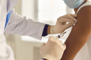 96万人愿接种高端疫苗！副作用有哪些？比AZ莫德纳少？4种人最有需求打国产疫苗