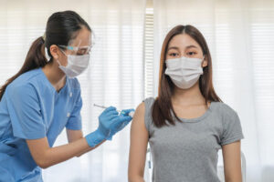 不只莫德纳BNT会“新冠手臂”，AZ也会！台大医解惑，7天后发生红肿3方法缓解