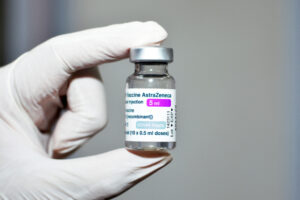 495万人想打AZ疫苗，台大医给懒人包！血栓好发群、时间点？有这些症状就要就医