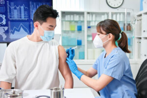 50岁以上7/16开打疫苗，AZ为主、莫德纳“等此时”！常见肌肉酸痛学1招缓解