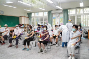 要BNT还是莫德纳?AZ疫苗对长辈危险?台大前医师5理由:年纪大更该先打AZ