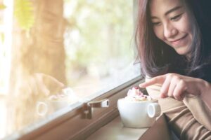 拼命照顾别人，你会像黑洞；先关爱自己，你便是太阳—了解“这件事”的影响，学习过“不起压力的生活”