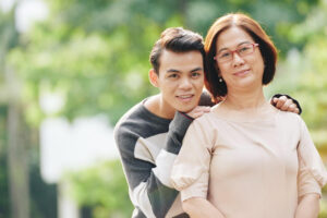 就医往生被问及医药费，他儿子竟佯装只是亲戚：有时没钱很可怕，父母变得不是父母