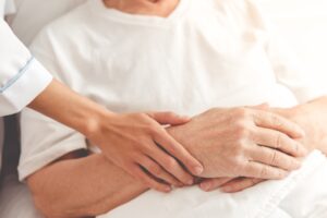 照护的辛苦就像坐牢一样，能撑过每次的挣扎、矛盾和怀疑，都是因为…