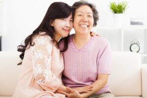 【难得的幸福】因为照顾妈妈，我才有机会帮她剪头发，用双手确认她的存在