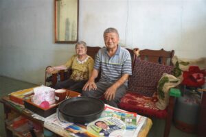 79岁丈夫照顾80岁妻子　与失智、帕金森共处的安静日常