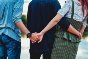 模范妈妈有外遇,感觉是我被背叛!该要说破她吗?当个成熟的大人“看破但不说破”