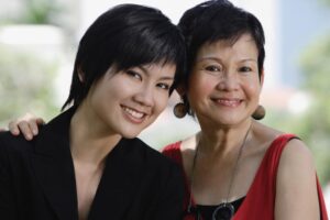 爱美的母亲失智被送长照，却变个人！她急寻解方“代尽孝”：妈会笑了才能安心过日子