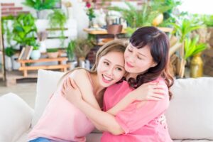 面对怕花钱、不想成为孩子负担的长辈，试着说“白色谎言”！彼此生活都会变得更美好