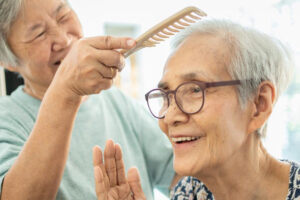 我婆婆住在安养院！她用80岁婆婆的认同证明：割掉外人的碎嘴，才能圆满“真正的孝”