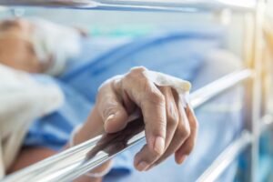 坚持急救，爷爷七孔流血亡！5年后轮到爸爸“骨断屎满床”…高科技下一一惨死的TW老人