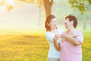 与父母的关系,彼此相爱就够了!心理师:爱家人所以愿意照顾,我不要孝顺,要爱你