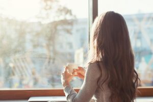 呵护照顾中风母亲,自己却失神摔断手,她体悟:要先安顿好身心,才有能力撑起家人