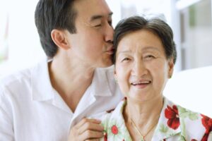 母亲罹失智,还查出胃癌和大肠癌 儿子亲自照顾9年:希望妈妈离开时,只带走甜美回忆