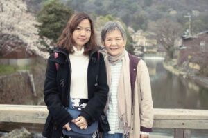 辞职照顾母亲3年，累到想找看护却被哥哥责备　妹妹：我也想只出钱不出力