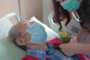 办完生前告别式后,终能去天堂与爱妻相聚…93岁老将军:我不恐惧死亡,逆境中更要勇敢面对