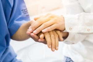 胰脏癌末期的父亲苦不堪言,女儿四处求解方…医师:使用止痛药没关系,不要再忍耐