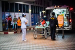 看到过世的父母被粗鲁对待，我的心都碎了…医师：“侍死如生”，我们要向亡者与家属鞠躬道别