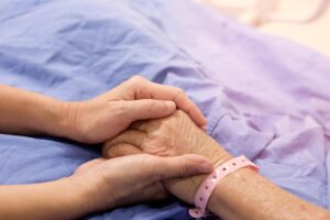 不忍老公插管受苦，妇人哭问医师怎么办…人生最后的期末考：我们约好，一定要好好告别