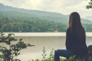 癌末奶奶的过世，九岁女孩四肢僵硬、害怕泪崩…心理师：当爱离开的时候，全家每个人都需要疗伤止痛