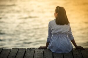 妈妈发现淋巴癌2天就走了…女儿搂着相片:有娘的孩子像个宝,我只能把它当成宝