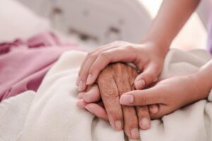 百岁母亲倒下后，一位老医师的心痛告白：再多的医疗，都只是为了给别人看“孩子真孝顺”