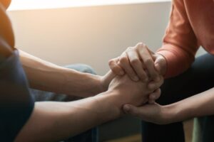 “我妈妈学历低、听不懂…”病床里的最大骗局,就是自以为是的孝顺,没有遗言只有遗憾