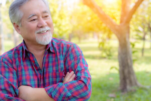 父亲曾拼命,将70公斤的我送急诊室!长大后我却没有照顾他们,而是照顾别人的父母