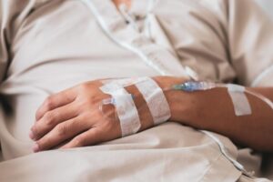 他昏迷前嘱咐要善终，儿子却坚持：“不急救，大家会说我不孝”有多少长辈，被“孝顺”两字无尽折磨中