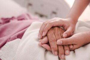 泪眼送父母,怎么可能没有遗憾?好好说再见之前,你要先好好地活着