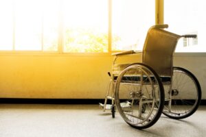 父亲快往生…儿签下放弃急救,却仍遭受一堆针剂治疗!他叹:照护临终病人的目标,是舒适与尊严