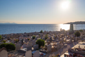 不是有墓地才会想起逝者…葬礼一场要花30万，连骨灰都不留的“终极零葬”、解放子女重担