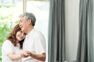 面对死亡,就是好好对待活着的人!爱可以延伸幸福、拥抱可以超越语言