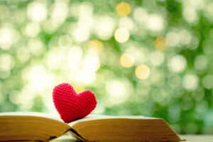 一旦生命结束，了无痕迹最是逍遥自在！将骨灰压成宝石与书相伴，是何等美好景象