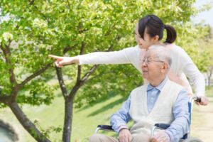 你养育我长大,现在我陪你变老,与父母相伴的最后时光:爸,慢慢来,不要急,我会等你