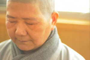 妈妈死了很难过，但还是可以有快乐！《回眸》法师体悟：人有身体会死，爱没身体所以一直在