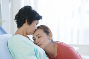 父母插满管、七孔出血子女仍救到底！暖医：“天边孝子症候群”是善终的最大阻力