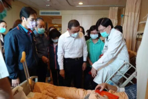 就坐在第8车厢最后一排！第一金证董座一家四口全获救：撞击时整个人弹起重撞椅背