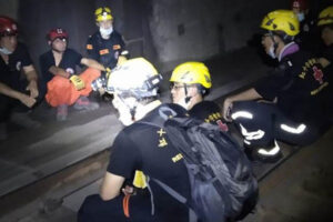 太鲁阁号事故》爸紧抱女双亡，救难人员鼻酸：我送你们出隧道“已经没事了”