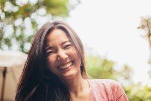 无法处理事情的心,就让时间来圆满它!中年后领悟:快乐是选择,我要给人微笑、也要给人温暖